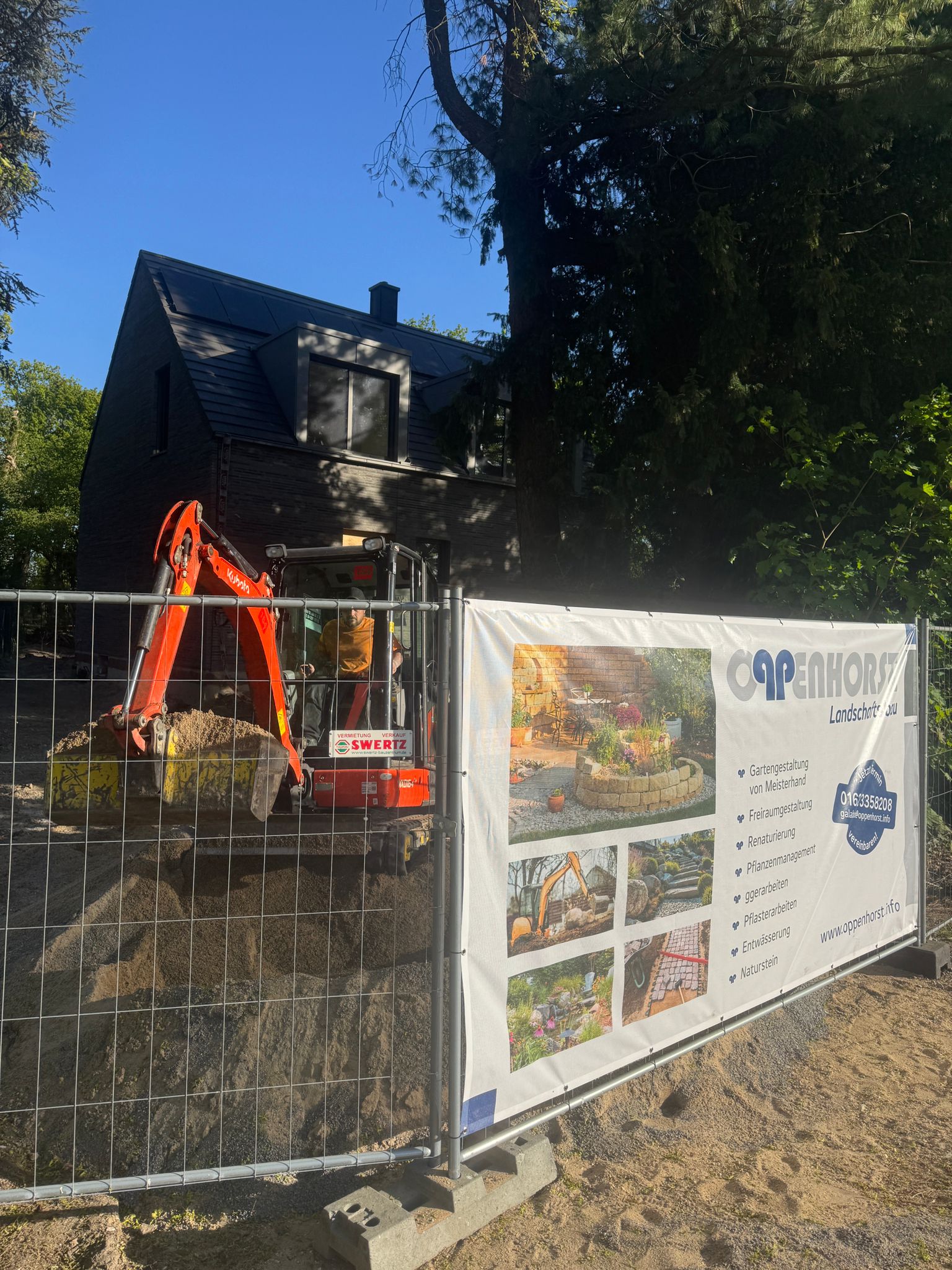 Baustelle mit Bagger und Oppenhorst-Banner